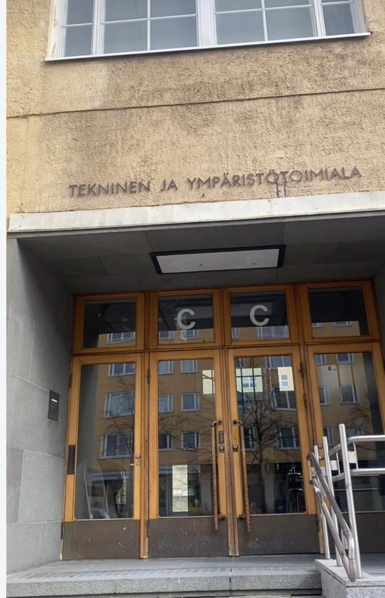 Vesijärvenkatu 11:n C-ovi, yläpuolella teksti Tekninen ja ympäristötoimiala