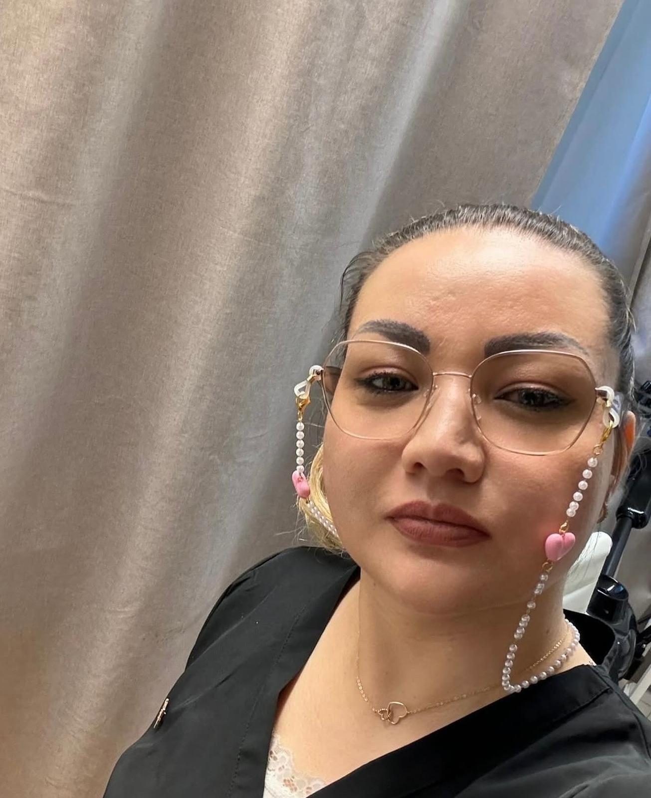 Zahra hoitolassaan, silmälasit ja helminauha